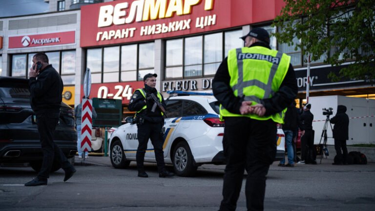 atacul-sangeros-intr-un-supermarket-din-kiev,-anchetat-de-autoritati-ca-„act-terorist”.-sase-morti-si-mai-multi-raniti