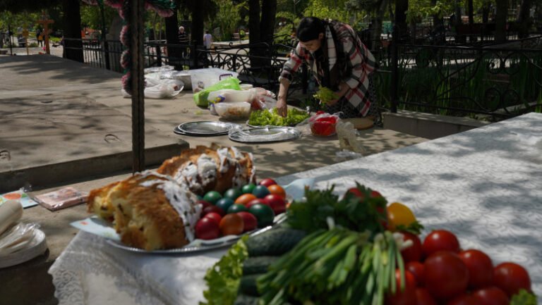 pastele-blajinilor-2026:-ce-trebuie-sa-faci-pentru-sufletele-celor-adormiti.-obiceiuri-respectate-cu-strictete-in-toata-tara