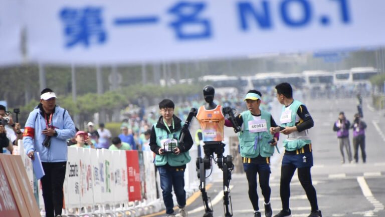 semimaraton-inedit-la-beijing:-un-robot-a-depasit-recordul-mondial-uman
