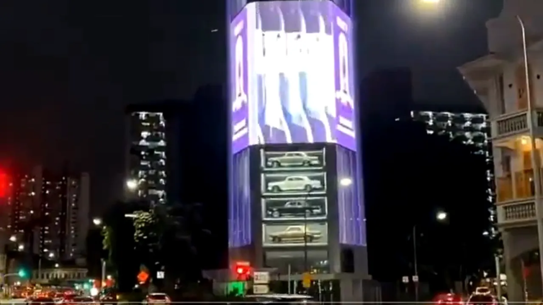 cladire-de-sticla,-cu-15-etaje,-folosita-ca-aparat-automat-pentru-comercializarea-masinilor-de-lux.-cum-functioneaza-sistemul