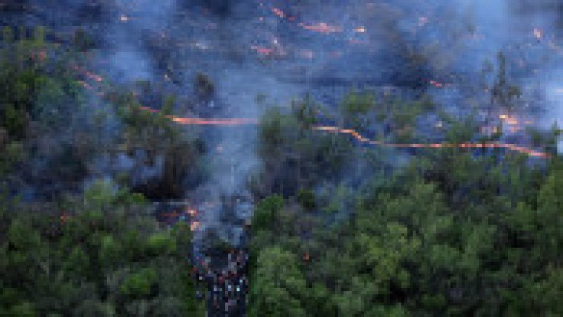 Fotografie aeriană cu oameni adunați pentru a urmări un flux de lavă de la vulcanul Piton de la Fournaise, în Saint-Philippe, pe insula Reunion, 2 aprilie 2026. Foto: Profimedia Images | Poza 6 din 6