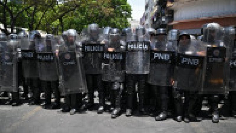Oponenţi ai preşedintei interimare Delcy Rodriguez protestează la Caracas, pe 9 aprilie 2026, cerând majorarea salariilor şi pensiilor, cu un uriaş drapel venezuelean. Foto: Profimedia Images | Poza 5 din 8