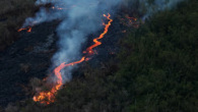 Fotografie aeriană cu oameni adunați pentru a urmări un flux de lavă de la vulcanul Piton de la Fournaise, în Saint-Philippe, pe insula Reunion, 2 aprilie 2026. Foto: Profimedia Images | Poza 1 din 6