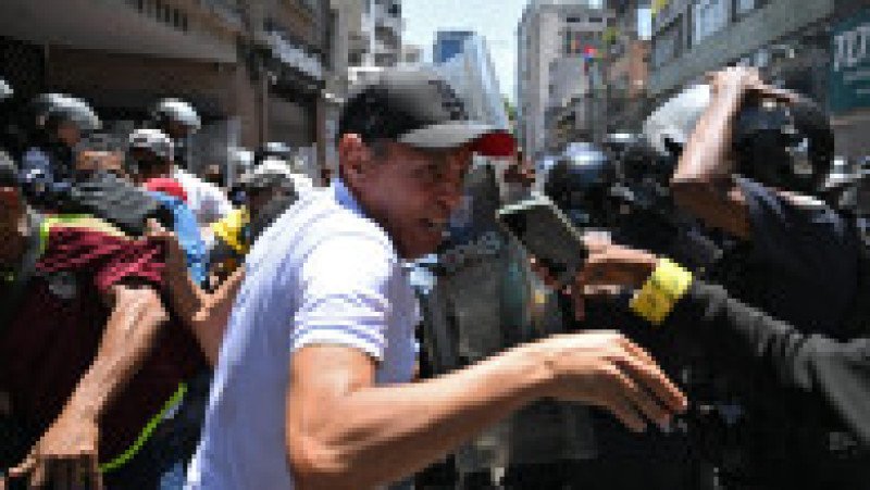 Oponenţi ai preşedintei interimare Delcy Rodriguez protestează la Caracas, pe 9 aprilie 2026, cerând majorarea salariilor şi pensiilor, cu un uriaş drapel venezuelean. Foto: Profimedia Images | Poza 3 din 8