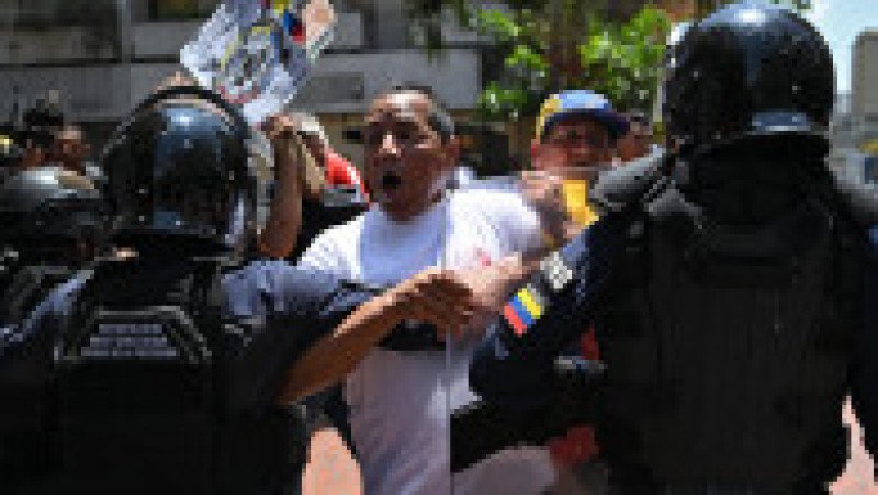 Oponenţi ai preşedintei interimare Delcy Rodriguez protestează la Caracas, pe 9 aprilie 2026, cerând majorarea salariilor şi pensiilor, cu un uriaş drapel venezuelean. Foto: Profimedia Images | Poza 2 din 8
