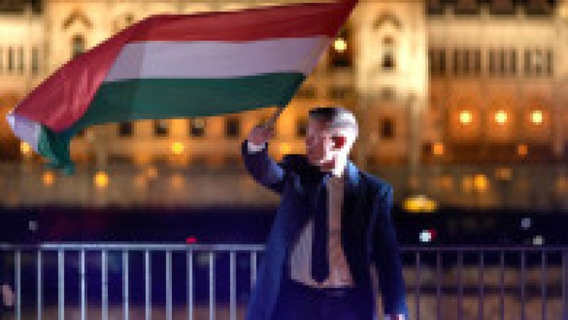 Peter Magyar, liderul partidului de opoziție Tisza, flutură un steag național după alegerile parlamentare de la Budapesta, Ungaria, duminică, 12 aprilie 2026. Foto: Darko Bandic / AP / Profimedia | Poza 9 din 10