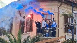atmosfera-incendiara-la-craiova-inaintea-finalei-de-campionat.-mii-de-suporteri-au-blocat-centrul-orasului 