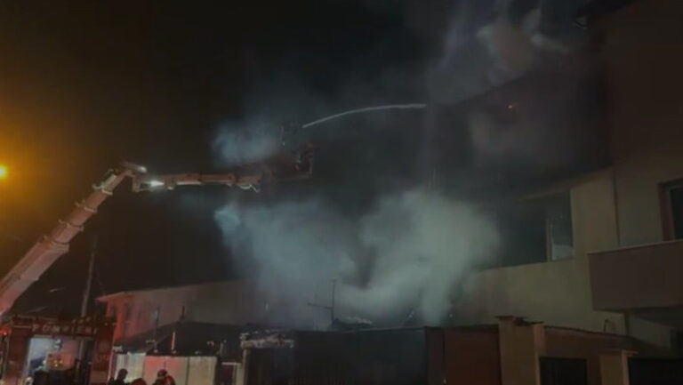 incendiu-puternic-in-bucuresti:-focul-a-cuprins-mai-multe-imobile,-suprafata-afectata-de-800-mp.-a-fost-emis-ro-alert