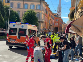 sapte-persoane,-ranite-dupa-ce-o-masina-a-intrat-in-multime-in-centrul-orasului-modena,-din-italiei.-doua-sunt-in-stare-grava
