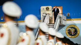 „nimic-din-china-nu-e-permis-in-avion”.-echipa-lui-trump-a-aruncat-telefoanele,-ecusoanele-si-cadourile-primite-in-vizita-la-beijing