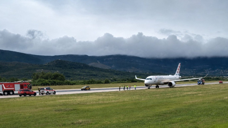 un-airbus-a220-cu-130-de-pasageri-a-derapat-de-pe-pista-pe-aeroportul-din-split,-croatia un-airbus-a220-cu-130-de-pasageri-a-derapat-de-pe-pista-pe-aeroportul-din-split,-croatia