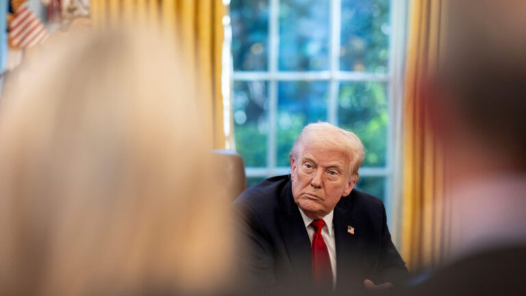trump-afirma-ca-va-amana-atacul-planificat-impotriva-iranului,-la-cererea-liderilor-din-qatar,-arabia-saudita-si-emiratele-arabe-unite