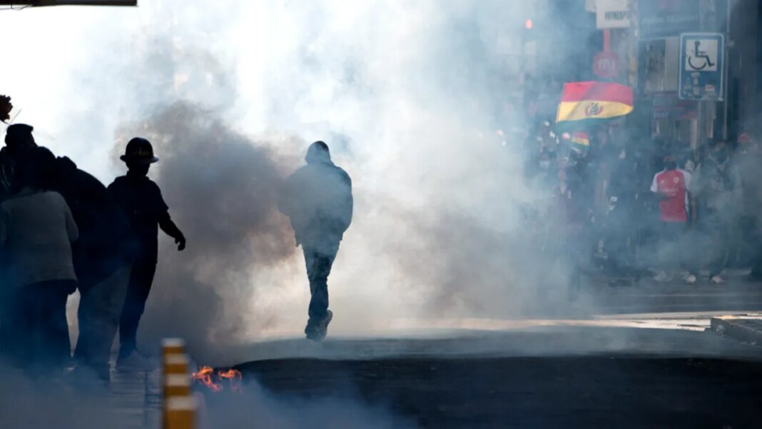 protestele-se-extind-in-bolivia.-sustinatorii-lui-evo-morales-s-au-ciocnit-cu-politia-in-la-paz