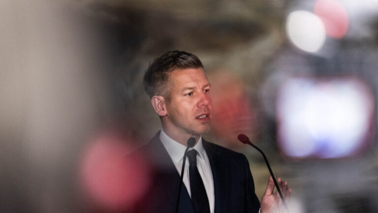 peter-magyar-a-ales-polonia-pentru-prima-sa-vizita-externa-in-calitate-de-premier-al-ungariei:-merge-cu-trenul-pana-la-varsovia