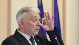 mugur-isarescu-respinge-acuzatiile-privind-un-curs-euro-„tinut-artificial”:-„daca-vindeam-masiv-valuta,-cum-mai-cresteau-rezervele?”
