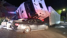 trafic-blocat-pe-dn-7,-dupa-ce-un-tir-incarcat-cu-bauturi-energizante-s-a-rasturnat-peste-o-masina-parcata