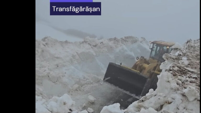 misiune-dificila-pe-transfagarasan:-drumarii-se-lupta-cu-zapada-de-5-metri-si-bolovani.-cand-ar-putea-fi-deschis-circulatiei