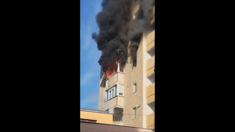 incendiu-puternic-intr-un-bloc-din-arad.-zeci-de-persoane-s-au-autoevacuat-dupa-ce-un-apartament-a-luat-foc