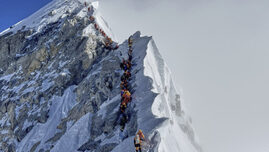 aglomeratie-pe-everest:-un-numar-record-de-alpinisti-au-escaladat-cel-mai-inalt-varf-montan-din-lume,-intr-o-singura-zi
