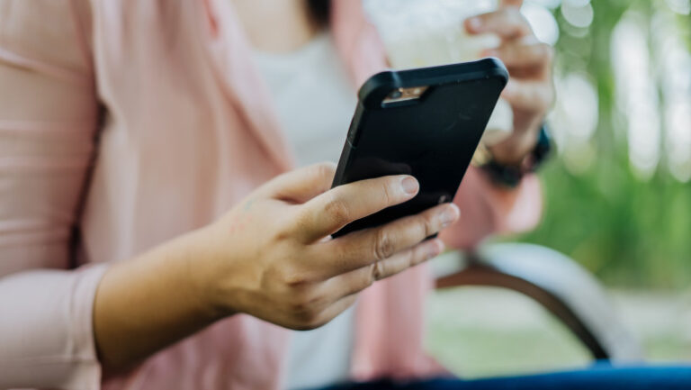 inselaciuni-prin-sms:-o-persoana-fara-permis-si-fara-masina-din-buzau,-avertizata-prin-mesaj-ca-a-primit-amenda-pentru-viteza