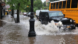 inundatii-pe-strazile-din-new-york.-cel-mai-mare-oras-din-sua,-sub-ape:-statii-de-metrou-afectate,-mii-de-localnici-fara-electricitate