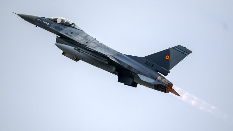 pilotul-roman-de-f-16-care-a-doborat-o-drona-in-estonia-a-fost-decorat-de-ministrul-apararii