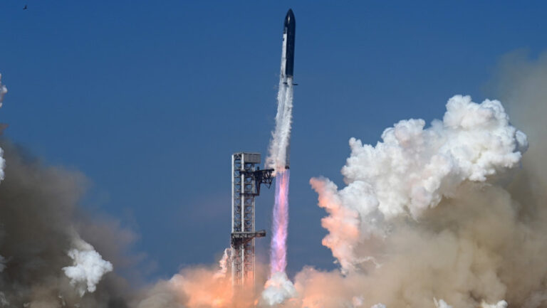 spacex-a-testat-cu-succes-cea-mai-mare-si-mai-puternica-racheta-a-sa-de-pana-acum