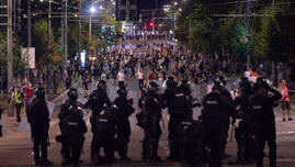 haos-la-belgrad:-protest-masiv-impotriva-presedintelui-sarb-aleksandar-vucic.-ciocniri-violente-intre-manifestanti-si-fortele-de-ordine