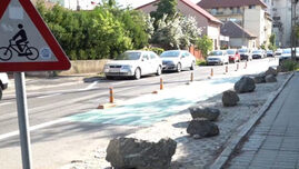 primarie-amendata-cu-100000-de-lei-dupa-ce-a-pus-bolovani-pe-spatiile-verzi,-ca-masura-anti-parcare.-explicatia-data-de-garda-de-mediu