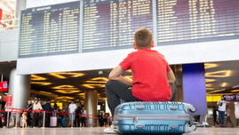 de-la-ce-varsta-poate-un-minor-sa-calatoreasca-singur-cu-avionul.-ce-acte-sunt-necesare-pentru-iesirea-din-tara