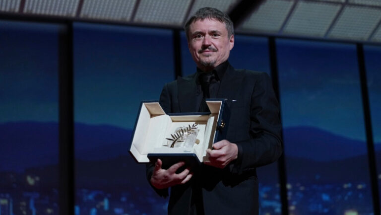 cristian-mungiu-a-adus-in-romania-trofeul-palme-d’or:-„avem-sanse-la-oscar.-este-un-film-care-implica-mult-curaj”
