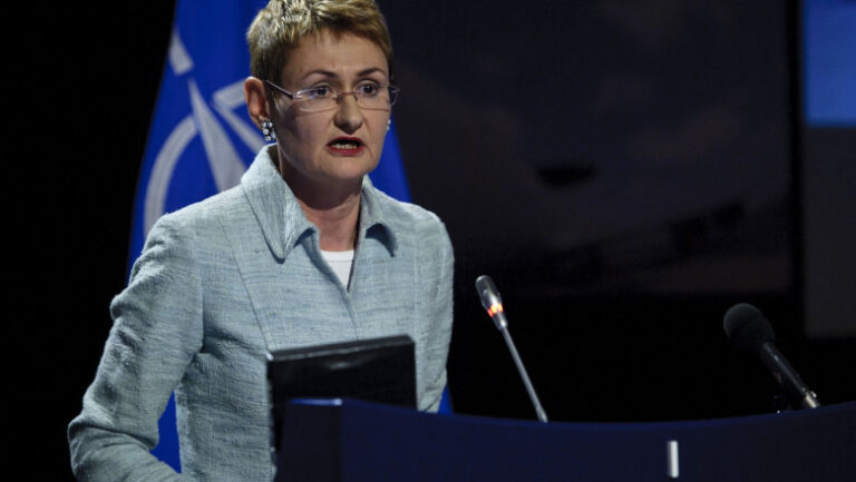 oana-lungescu,-fosta-purtatoare-de-cuvant-nato:-mesajele-confuze-venite-de-la-casa-alba-nu-ajuta.-„increderea-a-fost-erodata-de-trump”