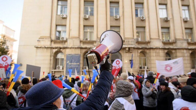 se-anunta-primele-proteste-fata-de-proiectul-noii-legi-a-salarizarii:-„forma-publicata,-departe-de-angajamentele-si-principiile-discutate-cu-reprezentantii-guvernului”