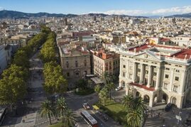 Gata cu afișele stridente cu paella și bere: războiul Barcelonei cu kitsch-ul turistic de pe La Rambla