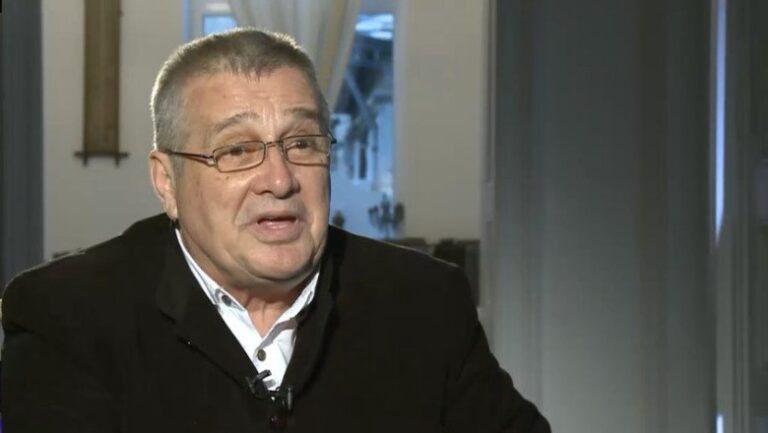 O casă din Dolj a poetului Mircea Dinescu, incendiată. La cât se ridică prejudiciul