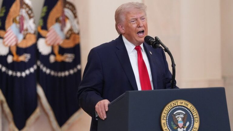 Trump atacă NATO și îi spune să „stea departe” după anunțul Iranului privind Ormuz. Alianța, numită „inutilă, un tigru de hârtie”