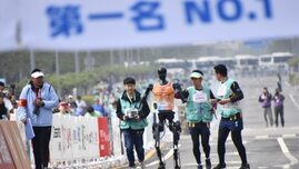 Semimaraton inedit la Beijing: un robot a depășit recordul mondial uman