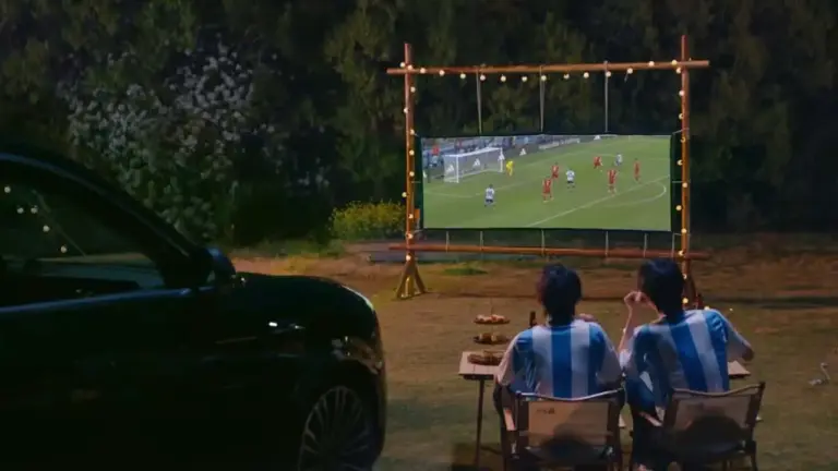 Farurile viitorului: Mașinile electrice chinezești devin cinematografe „drive-in” pe roți