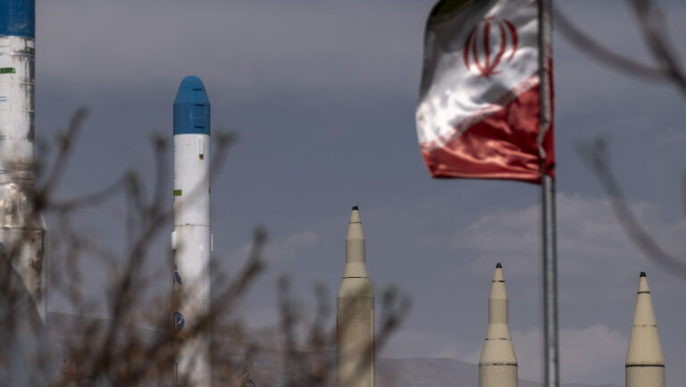 „iata-cum-doborati-un-f-18”:-imagini-din-taberele-militiilor-iraniene.-antrenamente-cu-rachete-antiaeriene-contra-avioanelor-de-lupta