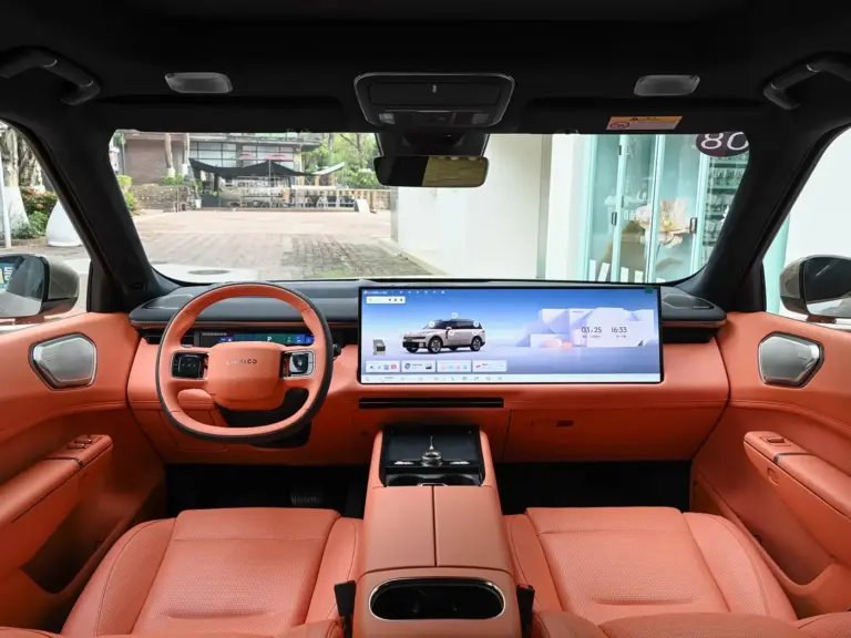 Lynk & Co 900: Propunerea chineză care redefinește confortul și autonomia pe distanțe lungi