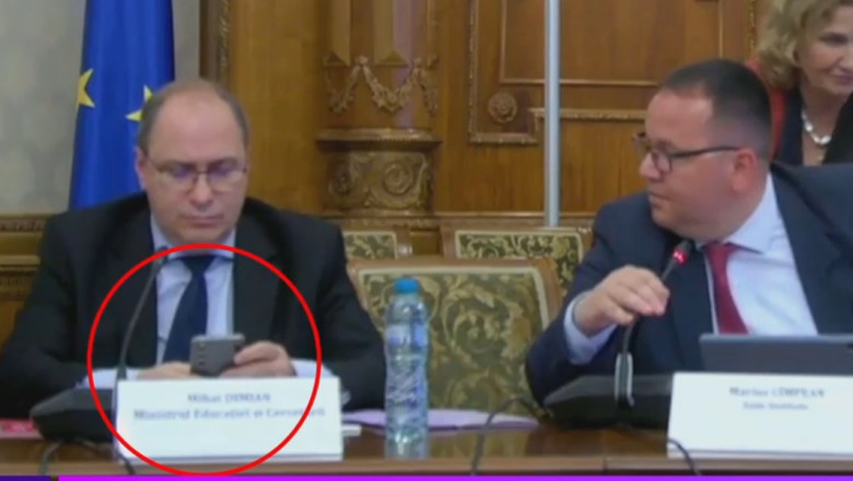 cum-explica-ministrul-educatiei-momentul-in-care-se-uita-la-telefon-in-timp-ce-o-eleva-tinea-un-discurs:-„de-la-2:00-m-am-trezit”