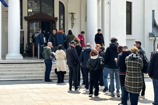 faleza-din-fata-cazinoului-din-constanta-a-devenit-neincapatoare.-cat-costa-un-bilet-de-intrare