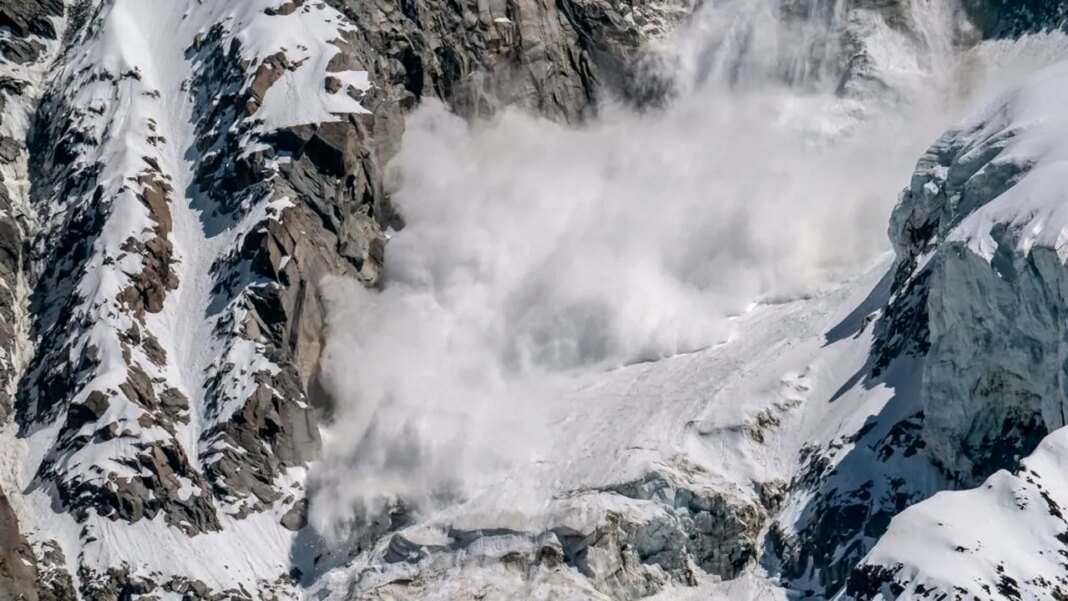 avalansa-pe-valea-costilei-cel-putin-o-persoana,-surprinsa-sub-zapada.-salvamontistii-intervin-cu-caini-de-cautare-si-elicopter