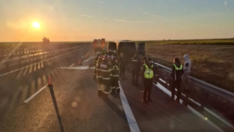 incendiu-pe-autostrada-a1,-in-apropiere-de-pecica.-o-autoutilitara-a-ars-in-aceasta-dimineata
