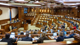 scandal-in-parlamentul-de-la-chisinau.-primarul-capitalei-de-peste-prut-a-dat-buzna-in-plen-si-a-fost-scos-cu-forta-de-ofiterii-spps