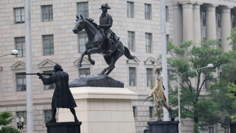 donald-trump-a-reinstalat-in-washington-un-monument-dedicat-unui-proprietar-de-sclavi-care-fusese-indepartat-in-2020