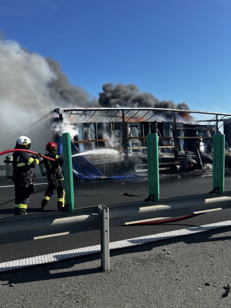 incendiu-pe-autostrada-a1.-a-luat-foc-un-autotren-incarcat-cu-frigorifice