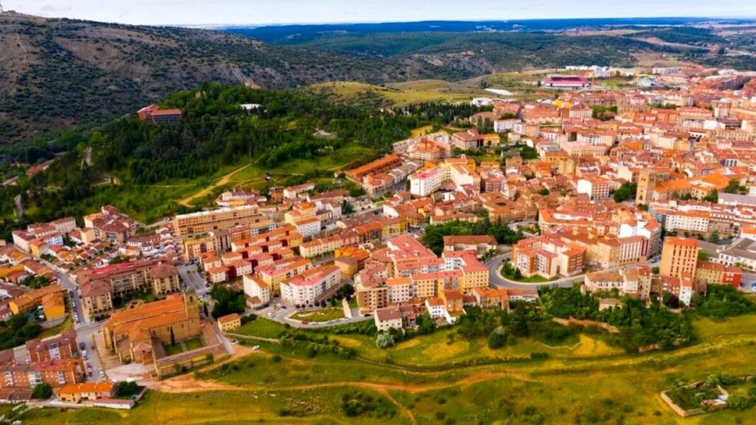 un-sat-din-spania-ofera-o-casa-gratuita-si-un-loc-de-munca-pentru-a-atrage-noi-locuitori,-insa-exista-o-conditie-„ciudata”