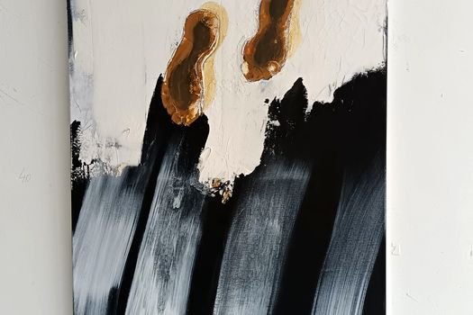 expozitia-„straturi-ale-sinelui”,-la-galeria-de-arte-„corvin”-din-hunedoara:-o-calatorie-introspectiva-prin-arheologia-identitatii-si-a-memoriei