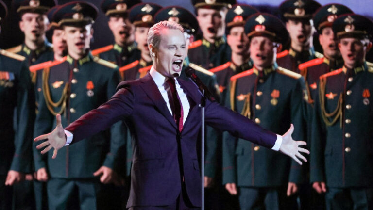 cantaretul-rus-shaman-a-folosit-ai-pentru-a-include-opozanti-notorii-ai-kremlinului-intr-un-cor-patriotic.-„canta-pe-gratis”